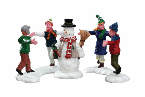 Niños con muñeco de nieve